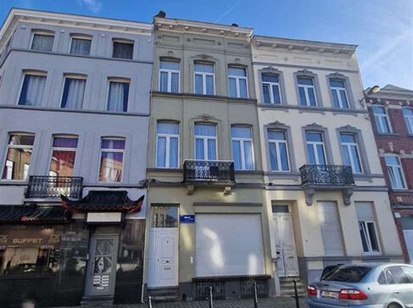 Wijk Gare du Midi / dicht bij het stadscentrum - Prachtig handels- en investeringspand +/-220m². Momenteel ingericht als eengezinswoning als volgt:&lt;br