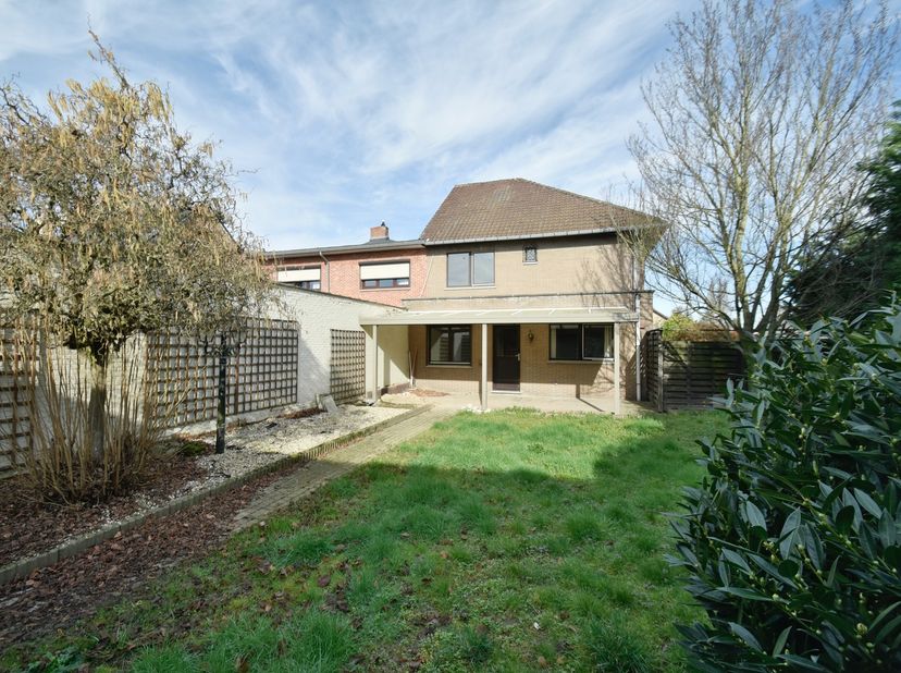 Karaktervolle woning met 3 à 4 slaapkamers gelegen vlak buiten het centrum van Sint-Truiden, nabij de N80 richting Hasselt. &lt;br /&gt;
Deze woning is gele