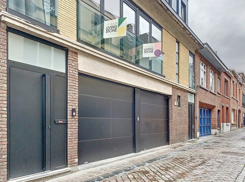 In het hart van het bruisende centrum van Lier bevindt zich dit appartement met één slaapkamer.&lt;br /&gt;
Bij binnenkomst word je verwelkomd in een lichtr