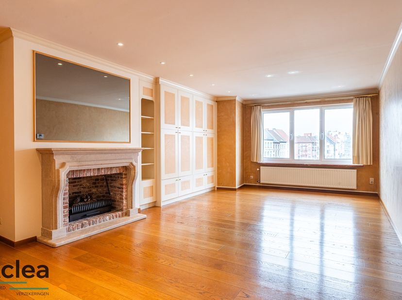 Bent u op zoek naar een ruim, kwalitatief én energiezuinig appartement op een toplocatie? Dan is dit prachtige appartement van 105m² op de Markt van E