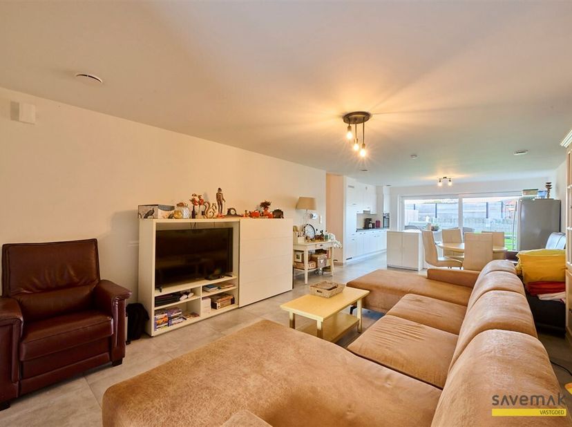 Welkom in de Akkerstraat! Deze gesloten bebouwing met een bewoonbare oppervlakte van 160m² is momenteel verhuurd aan 995,00 EUR.&lt;br /&gt;
Via de inkomhal