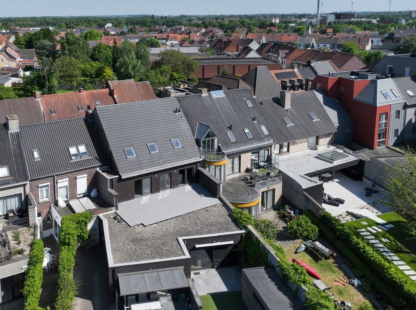 Au cur de Kuurne, découvrez ce loft unique, fini avec des matériaux luxueux, doté d&#039;une entrée privée et dun caractère industriel épuré. Vous accédez