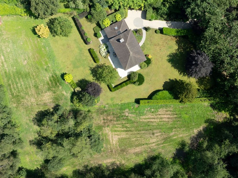 Sur la Schildedreef résidentielle à Schilde, vous trouverez cette offre exceptionnelle : une villa prête à emménager sur un magnifique terrain d&#039;envir