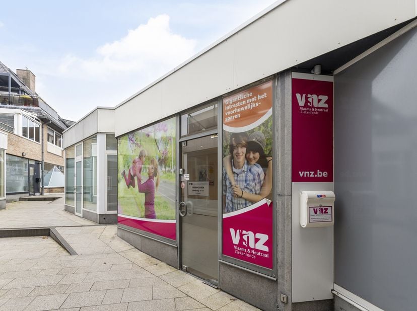 Bent u op zoek naar een praktisch en instapklaar kantoor op een toplocatie in Waregem? Dit kantoor van ca. 80 m² biedt een functionele indeling en is
