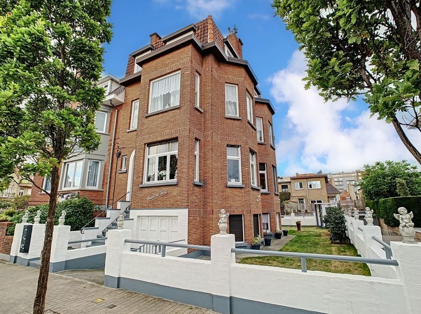 Appartement prêt à rentrer,  situé au premier étage d’une petite résidence près du centre de La Panne.  L’appartement comprend: entrée, living, salle
