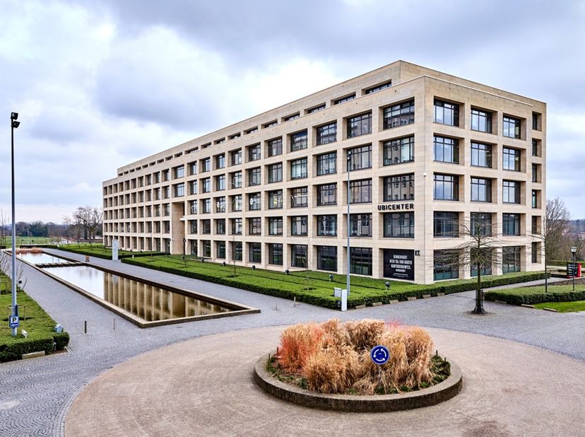 Ubicenter is een hedendaags kantoorcomplex aan de stadsrand van Leuven. Het gebouw bevindt zich op de Philipssite, in een aangename, levendige groene