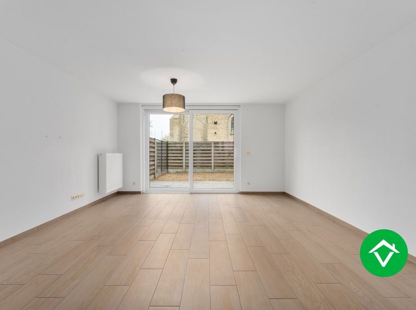 Deze totaal vernieuwde woning bestaat uit: inkomhal - bureauruimte - berging - wasplaats - toilet - badkamer - keuken - ruime living - terras - tuin -