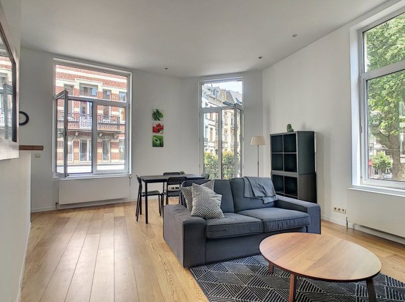 Proximité Châtelain, cet appartement 1 chambre, entièrement rénové en 2020, offre un cadre de vie agréable au cur dun quartier commerçant et résidenti