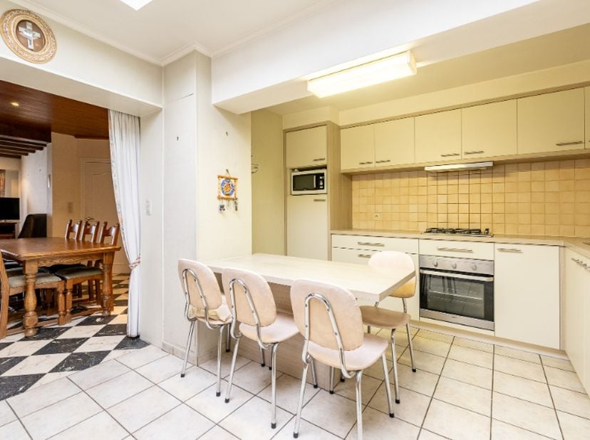 Op een uiterst centrale ligging in Harelbeke bevindt zich deze woning met 3 slaapkamers.&lt;br /&gt;
De woning is gelegen op wandelafstand van het treinstat