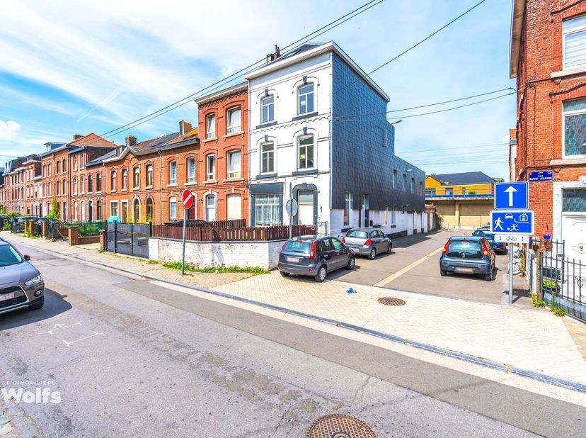 Faire offre à partir de 329.000 euro. L&#039;Immobilière Wolfs a le plaisir de vous présenter cet immeuble de rapport de trois appartements avec deux garag