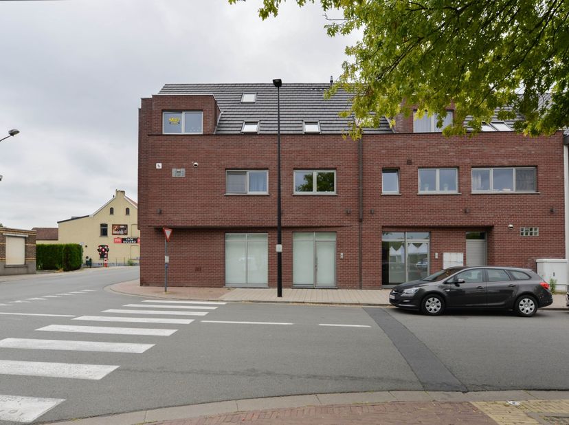 Nieuwbouwappartement gesitueerd in de dorpskern van Eine en vlakbij station! Omvat ; inkomhall met afzonderlijk toilet, lichtrijke woonkamer met aanpa