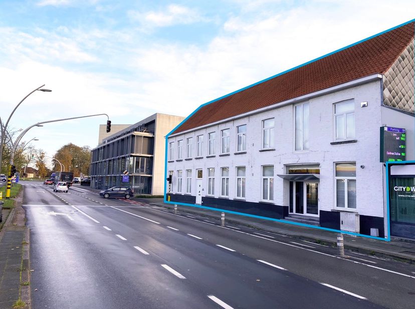 Fantastisch gelegen, uniek kantoorgebouw met een totale oppervlakte van 1.034 m² (804 m² kantoorruimte + 230 m² archief). Tevens mogelijkheid tot aank