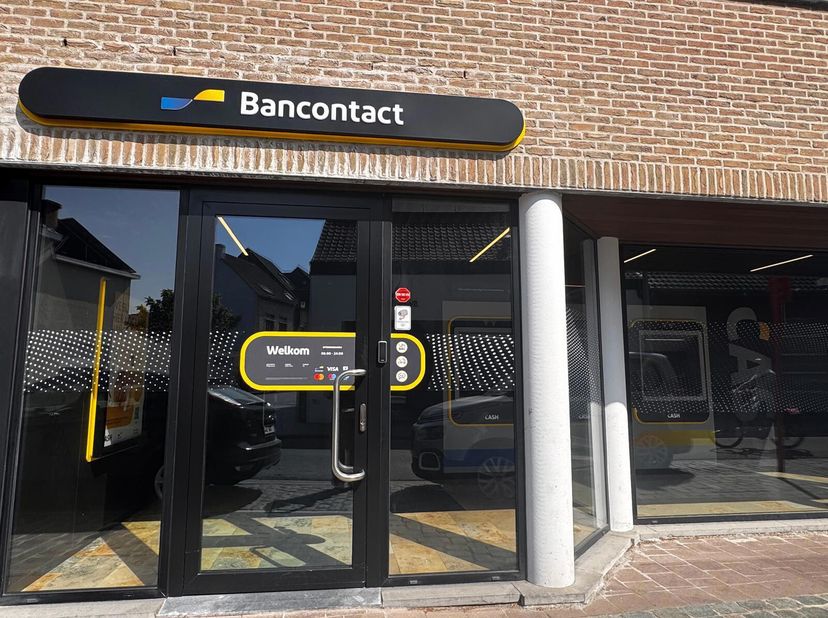 Deze eigendom is gelegen in het centrum van Rumbeke en doet dienst als CASH-punt.&lt;br /&gt;
De indeling is als volgt: ruimte voor publieke geldautomaten I