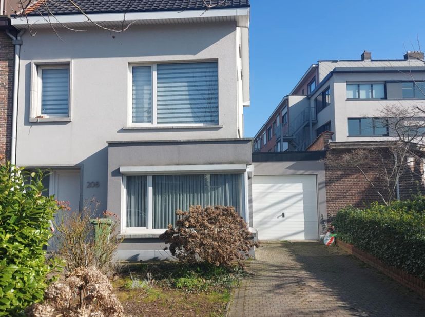 Leuke half-open bebouwing.&lt;br /&gt;
Op een top locatie te Merksem.&lt;br /&gt;
3 ruime slaapkamers met mogelijkheid tot 4 slaapkamers.&lt;br /&gt;
Gunstige epc waard