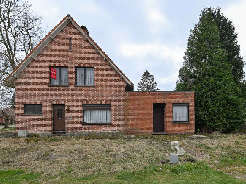LOT 1: TE RENOVEREN WONING MET TUIN  &lt;br /&gt;
 &lt;br /&gt;
Woonhuis met aanhorigheden, op een perceel van 550 m².  &lt;br /&gt;
Met o.a.: 3 slaapkamers en badkamer