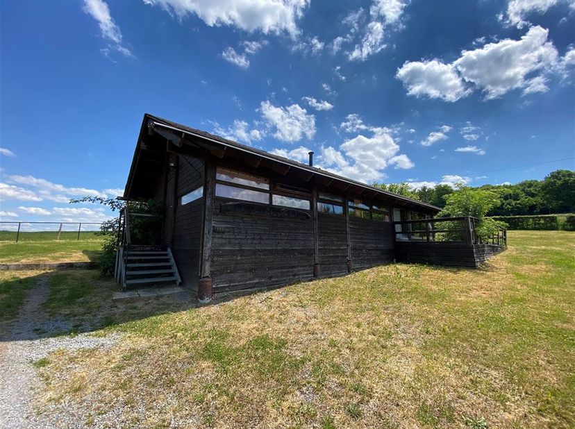 MCA Immobilier vous invite à découvrir ce chalet doté d&#039;une belle situation à proximité du village de Wéris, dans la commune de Durbuy. La propriété s
