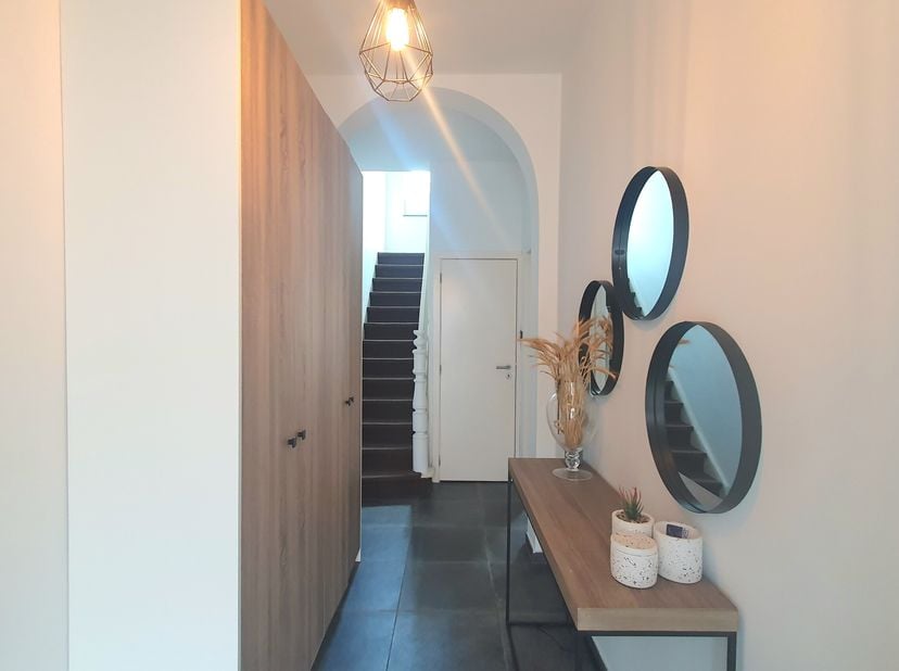 Cette belle maison de ville est située près du centre de Hasselt. Très bien situé au calme sur la Lazarijstraat, à quelques pas du centre de Hasselt.&lt;