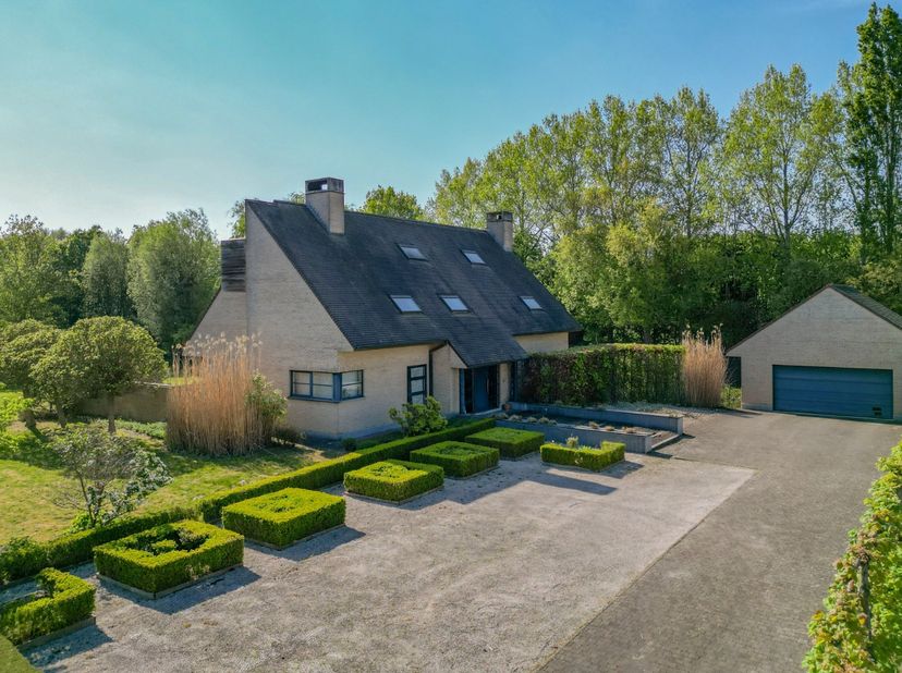 Deze instapklare villa is gelegen op een ruim perceel van 4000 m² en beschikt over een bewoonbare oppervlakte van 350 m². De woning geniet van een uit