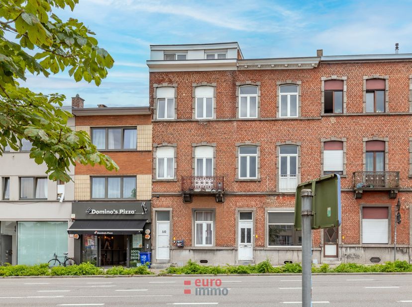 Uitermate knappe studentenkamer te huur te Leuven. Voorzien van een schitterende afwerking, eigen kitchenette en volledig gemeubeld is dit samen met z