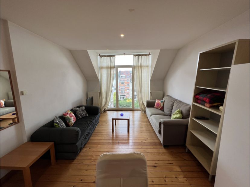 Duplex d&#039;une chambre au troisième étage, à 5 minutes à pied du métro Schuman, cuisine équipée avec réfrigérateur, congélateur, lave-vaisselle, combiné