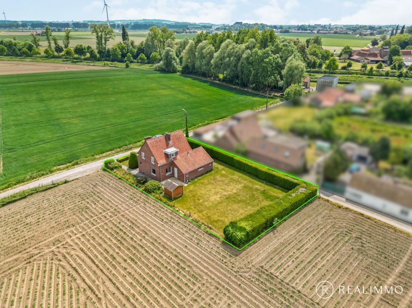 Ontdek deze charmante vrijstaande woning op een uitzonderlijke locatie in het landelijke Spiere. Gelegen in een rustige, doodlopende straat en omgeven
