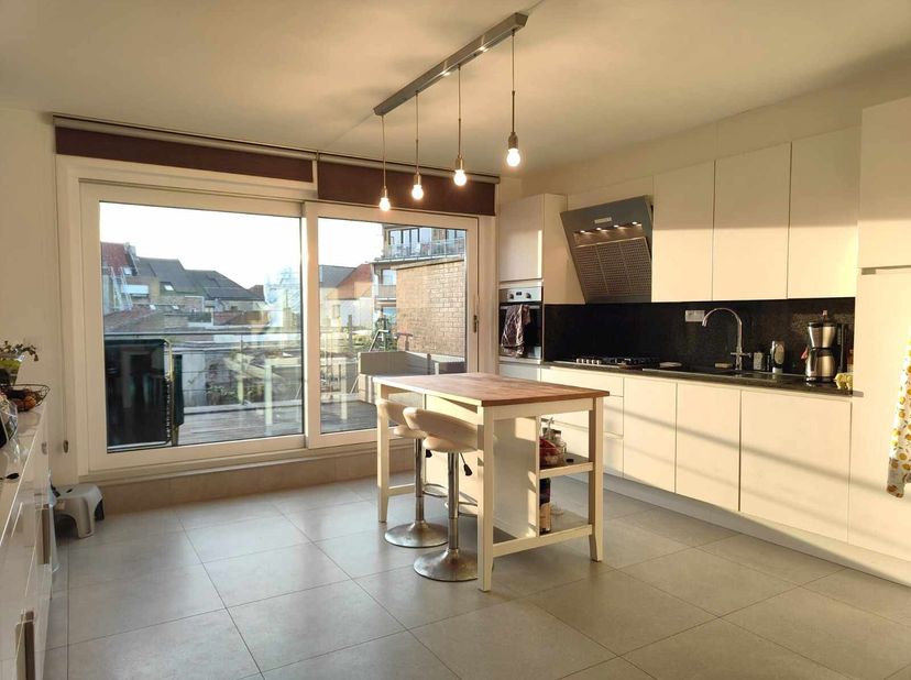 Knap, instapklaar, lichtrijk huis te koop in Oostende met zonnige tuin en terras, 3 volwaardige slaapkamers, 2 badkamers en garage. Dit alles op een h