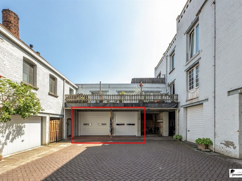 Dubbele garage met magazijn op een centrale locatie in Merksem&lt;br /&gt;
Op het gelijkvloers bevinden zich twee garages beide voorzien van een automatisch