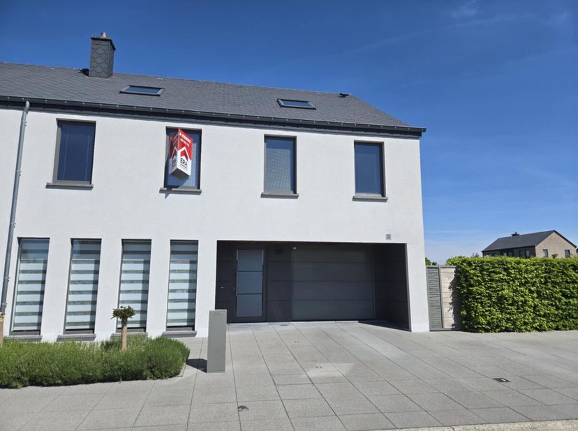Het agentschap ERA B-LUX biedt u deze prachtige moderne woning met strakke lijnen, die modern comfort, royale ruimtes en een zorgvuldige decoratie com