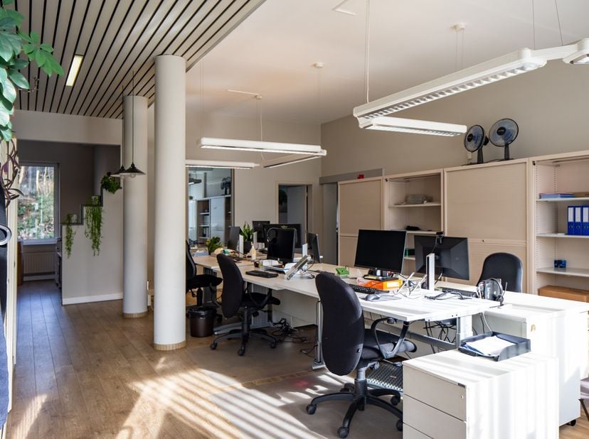De locatie van deze kantoor- of praktijkruimte is een ideale uitvalsbasis voor meerdere disciplines of branches. En dit dankzij de ligging op een boog