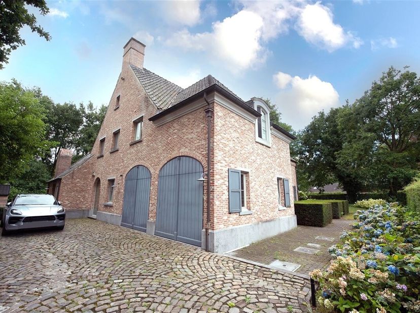Gezellige MANOIRE villa in een aangename omgeving te Halle / Zoersel!&lt;br /&gt;
Dit prachtig eigendom tussen de dorpskernen van Sint-Antonius en Halle, ge