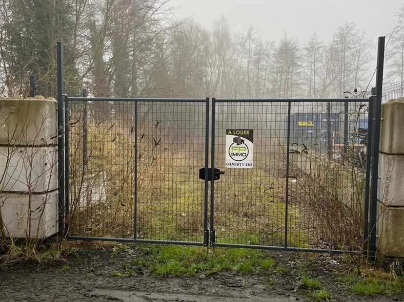 Belle espace de stockage extérieur et Container sur terrain.&lt;br /&gt;
1 Containers maritimes. Emplacement idéal sur un site industriel avec accès aux gro