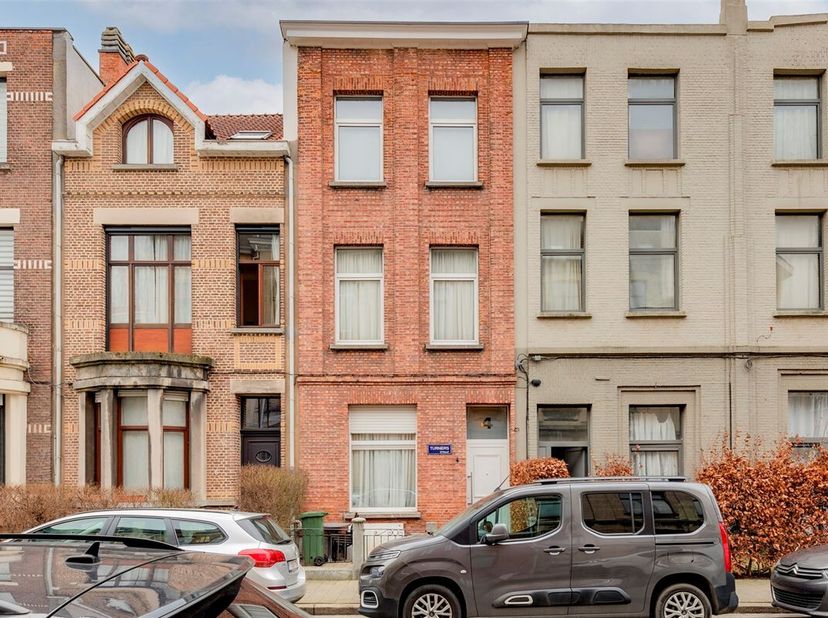 Cet appartement spacieux est situé dans la rue Turnersstraat 4, dans le quartier animé de Kiel à Anvers. Le stade olympique, le parc Kiel et de nombre