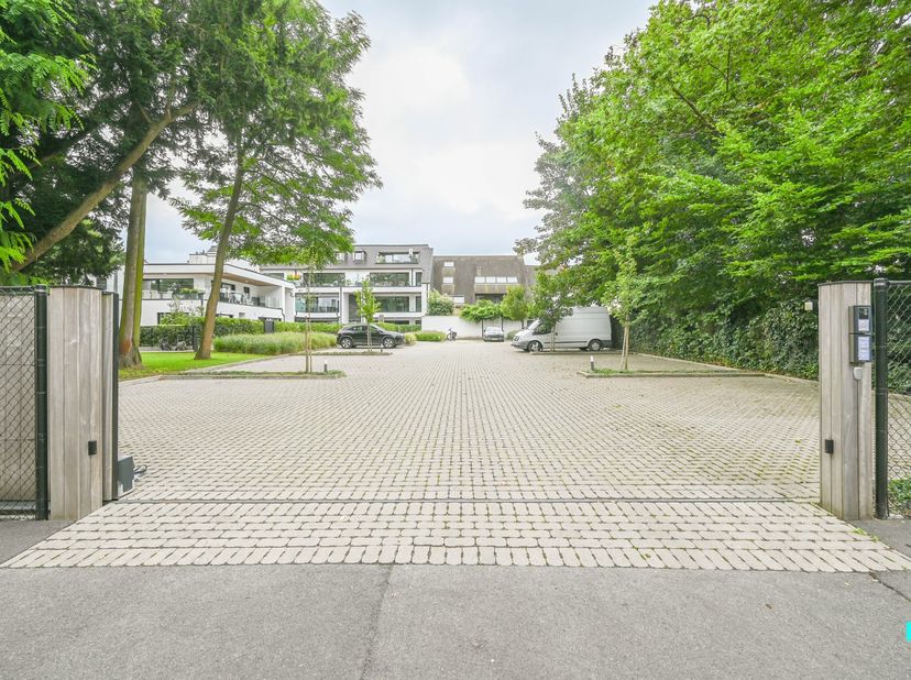 Deze bovengrondse autostaanplaatsen (4 nog beschikbaar) zijn gelegen in Woonpark Visscherie. Het woonpark is gelegen op een boogscheut van Oostrozebek