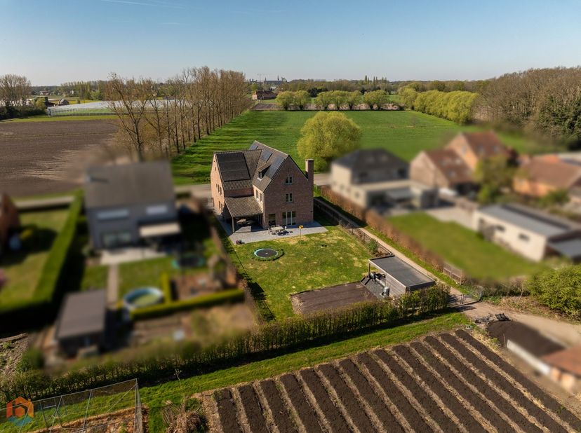 Op een uitstekende locatie te Putte bevindt zich deze prachtige, tijdloze en zeer ruime villa met 5 slaapkamers en een bewoonbare oppervlakte van maar