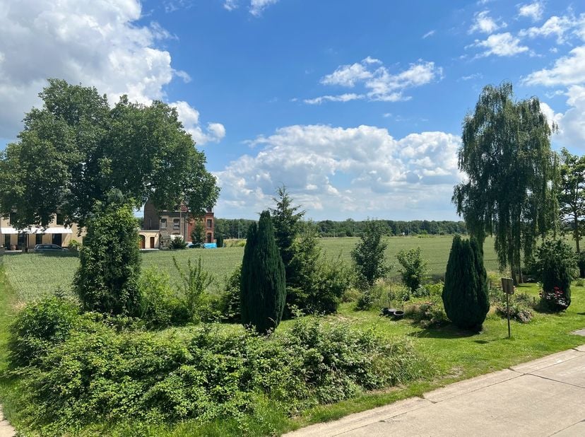 Instapklaar appartement op unieke locatie te Lanaye, op slechts 4 km van hartje Maastricht. Schitterend vrij uitzicht over de velden richting kanaal e