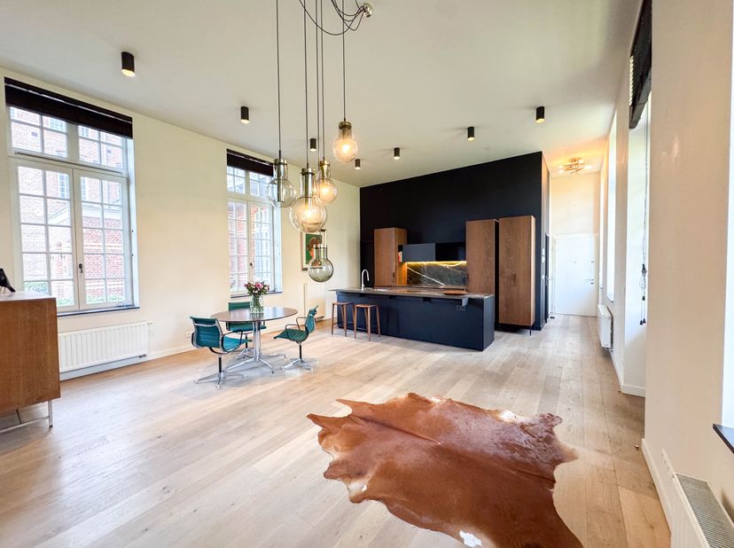 Uniek wonen in stijl en comfort. Dit schitterende gelijkvloers appartement is ideaal voor wie op zoek is naar luxe en rust. Het appartement is tot in