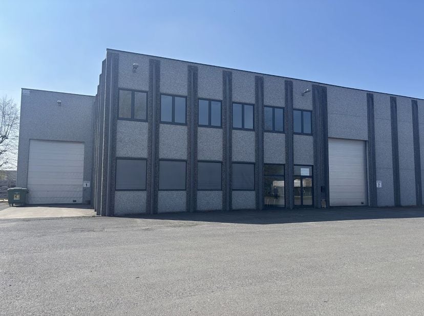 Magazijn met kantoor van ca. 1.800 m² te huur in Zulte. Het magazijn is gelegen in de nabijheid van diverse invalswegen en de autosnelweg (E17). Uiter