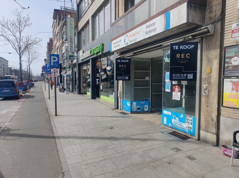 Handelspand te koop  Bredabaan 522, Merksem&lt;br /&gt;
Op een toplocatie langs de bruisende Bredabaan in Merksem, bieden we dit ruime handelspand van ca. 3