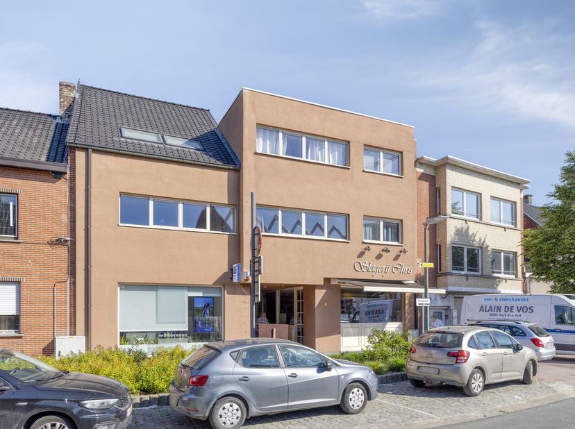 Graag stellen we u dit recente en instapklare 2-slaapkamerappartement voor, centraal gelegen met winkels, openbaar vervoer en andere faciliteiten op w