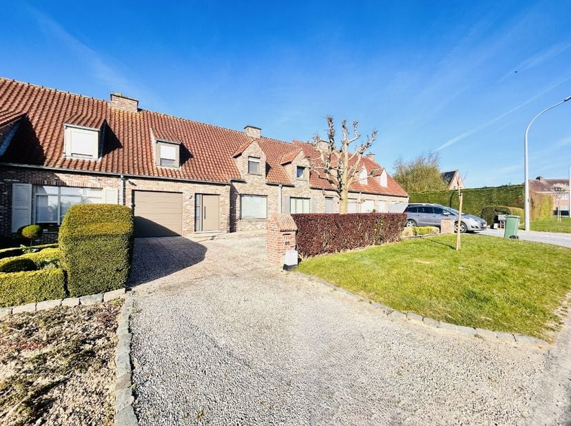 maison agréable dans style de campagne avec beau jardin et 3 chambres à coucher.Cette maison prêt à emmenager est parfait pour familles qui aime le re