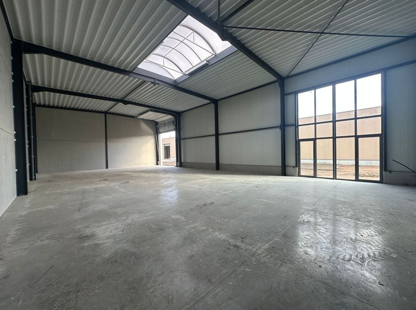 Nieuwbouw KMO-unit van 305 m² en 2 privatieve parkeerplaatsen te koop in Wevelgem.&lt;br /&gt;
&lt;br /&gt;
De geïsoleerde casco magazijnruimte is opgebouwd uit e