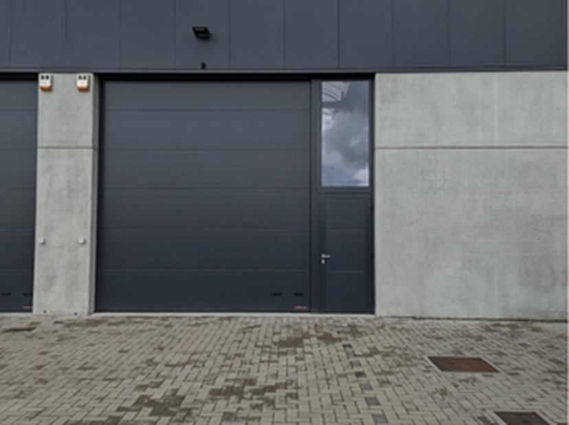 Nieuwbouwloods met alarminstallatie en buitencamera te huur van ca. 265 m² met 2 parkeerplaatsen in Ardooie.&lt;br /&gt;
Deze loods is gelegen aan de Statio