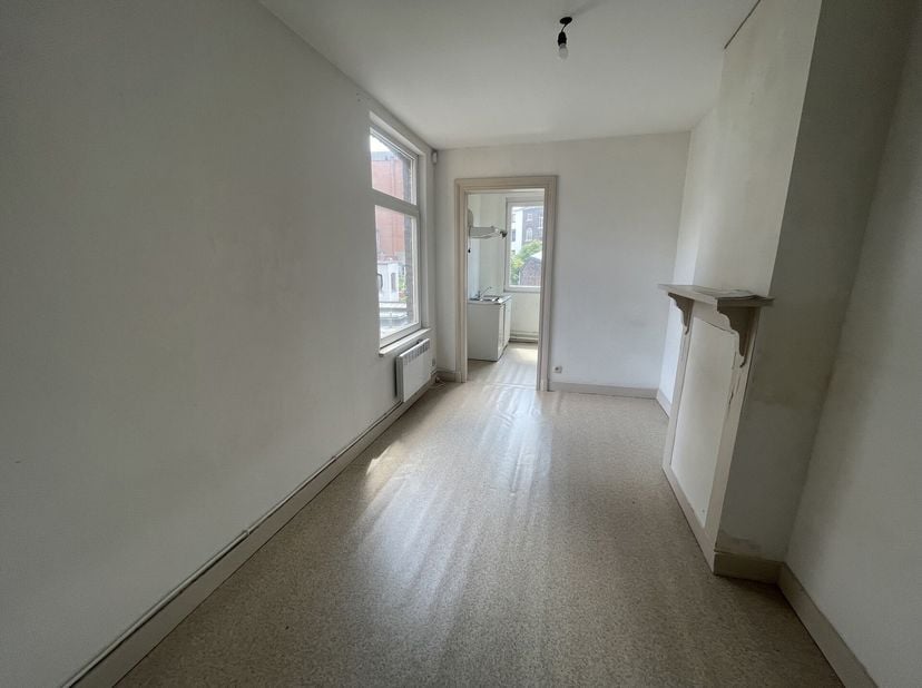 Description :&lt;br /&gt;
Situé au 2 étage dun immeuble calme, ce bureau lumineux est idéal pour une activité indépendante, une profession libérale ou un bu