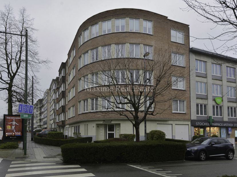 Maxime Real Estate vous présente un bel appartement lumineux avec 2 chambres.&lt;br /&gt;
Excellente situation en plein centre de Stockel et toutes les faci