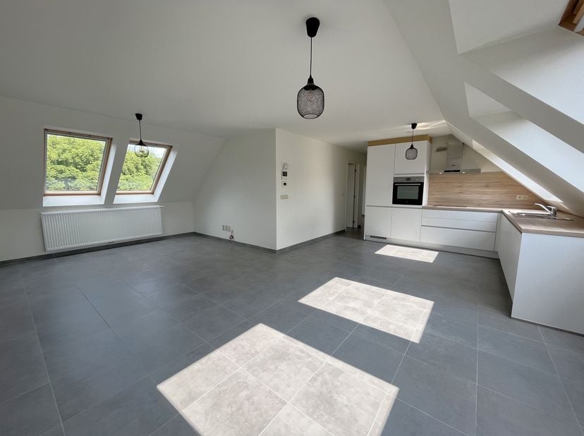 Gelegen aan de rand van de binnenstad vinden we dit smaakvol dakappartement met 2 slaapkamers. De centrale ligging op wandelafstand van de Katelijnepo