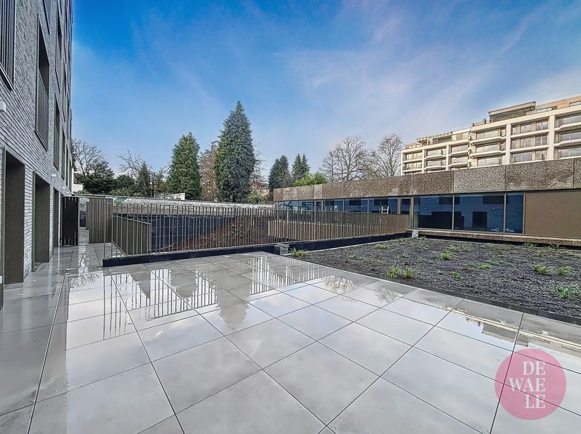 Découvrez cet appartement neuf idéalement situé dans le projet Collège 17, à Woluwe-Saint-Lambert, à proximité de Montgomery. Avec une superficie de 7