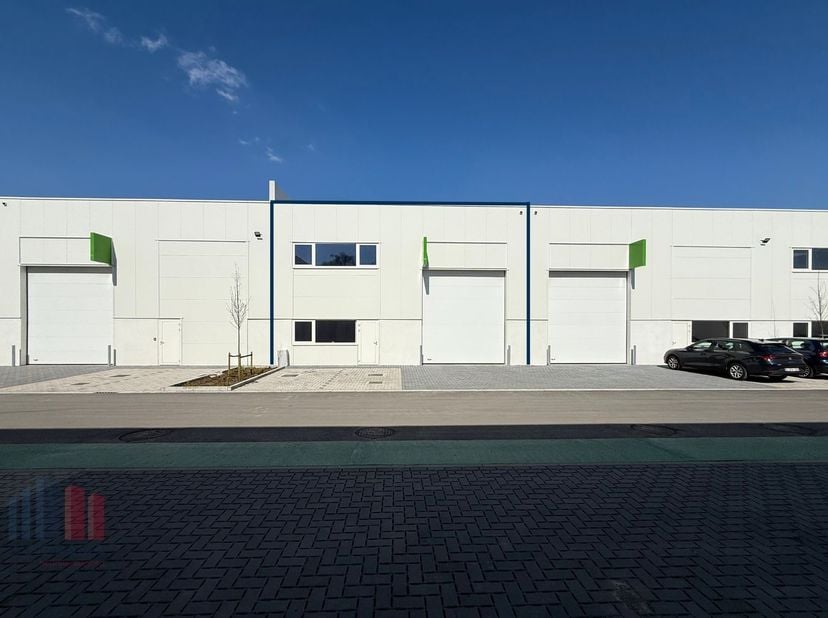 Uitstekend gelegen nieuwbouw KMO-unit met een oppervlakte van 216 m², op enkele kilometers van de R4 rond Gent en de nabijgelegen N9. &lt;br /&gt;
&lt;br /&gt;
De