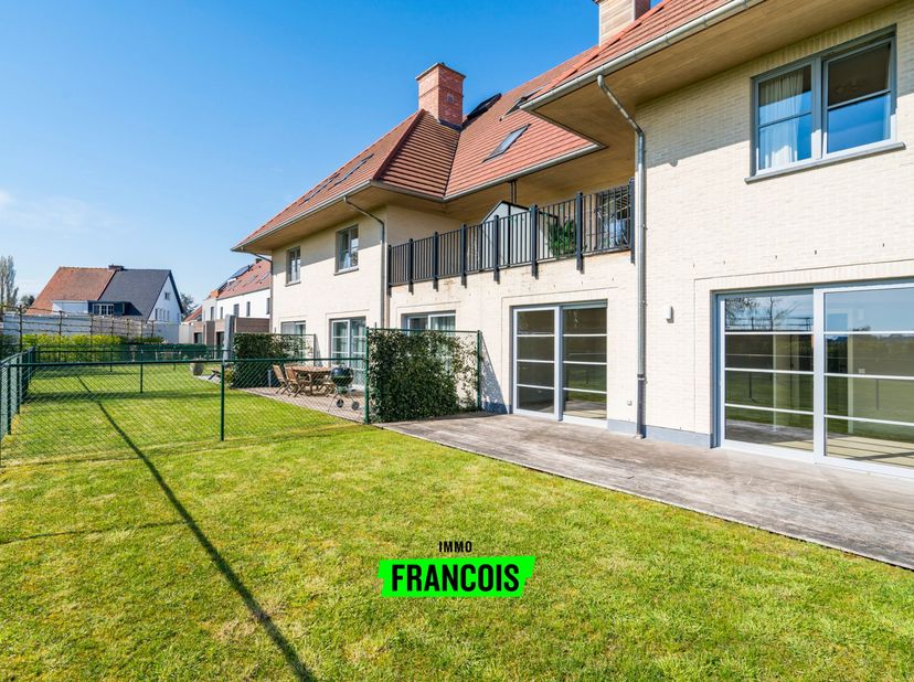 Dit prachtig appartement is gelegen op een toplocatie te Merelbeke. Het geniet zowel van een snelle verbinding met centrum Gent als met de vele invals
