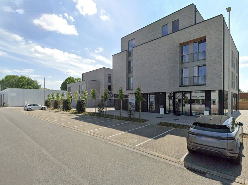 INDELING&lt;br /&gt;
Ruime inkomhal met ruimte voor een vestiairekast.&lt;br /&gt;
Apart toilet.&lt;br /&gt;
Badkamer met inloopdouche, bad en dubbele spoelbak.&lt;br /&gt;
R