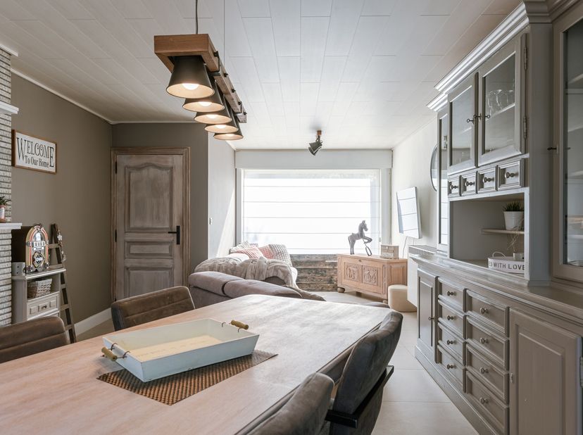 In een rustige woonwijk van Lichtervelde bevindt zich deze instapklare woning met vier slaapkamers, een aangename leefruimte, een aansluitende keuken